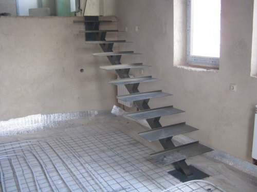 Лестница металлическая межэтажная на одном косоуре ЛМ-11