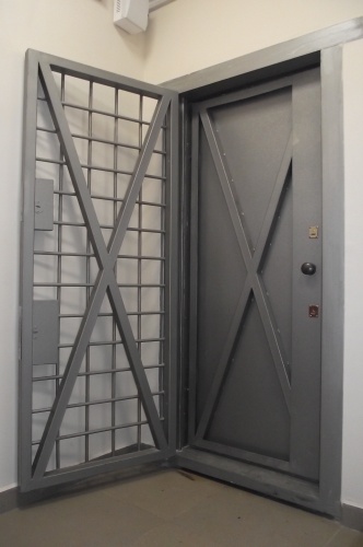 Металлическая дверь в оружейную комнату
