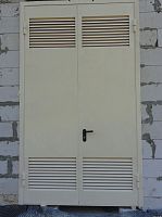 Металлическая дверь с вентиляционной решеткой МДВ-03